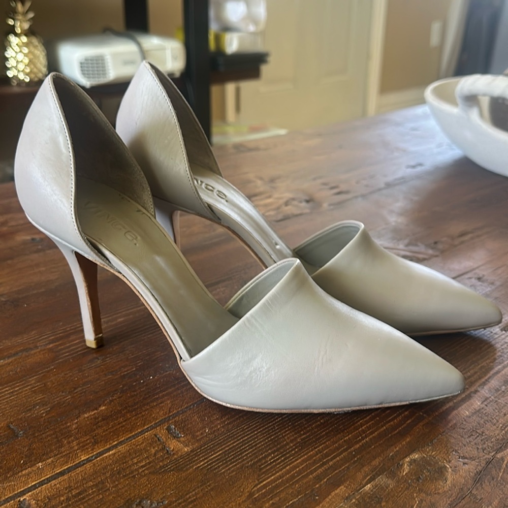 Vince Leather Pumps! 🖤